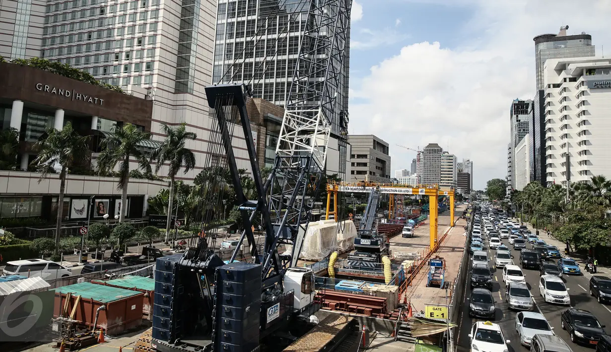 Suasana sepi pembangunan Stasiun Mass Rapid Transit (MRT) Jakarta di Kawasan Bundaran Hotel Indonesia, Jakarta Pusat, Kamis (31/12). Jelang pergantian malam tahun baru 2016, pengerjaan proyek MRT dihentikan sementara waktu. (Liputan6.com/Faizal Fanani)