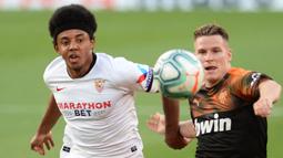 Jules Kounde (kiri) saat ini memiliki nilai banderol 60 juta euro. Pemain Sevilla tersebut awalnya ditaksir dengan harga 40 juta euro di awal tahun 2021, atau nilai banderolnya naik sebesar 20 juta euro. (Foto: AFP/Cristina Quicler)