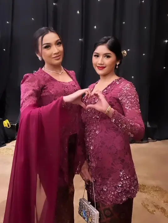 Sementara rambutnya ditata model braid updo yang simple namun anggun. [@erinagudono@angeliarzky/@sarahpdp]