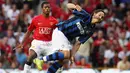 Striker Inter Milan, Zlatan Ibrahimovic, mencetak gol pertama saat menang 3-2 melawan Manchester United pada laga persahabatan pra musim di Stadion Old Trafford, Manchester, (1/8/2007). (AFP/Paul Ellis)