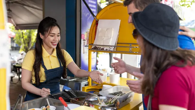 6 Tips Efektif Menjaga Pola Makan Saat Kulineran Agar Timbangan Tetap Aman (photo by freepik.com)