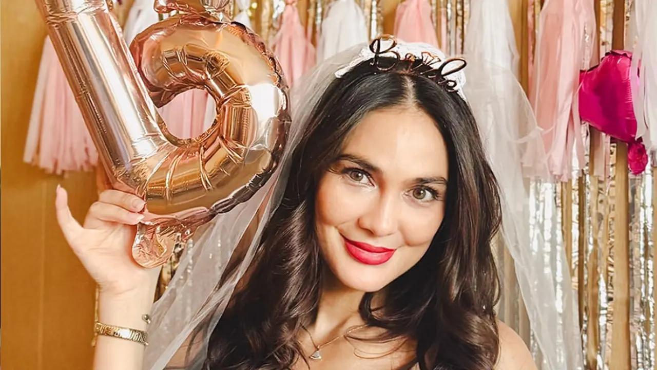 Luna Maya Tampil dengan Mini Dress Putih Dipadukan Veil