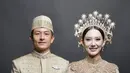 Gaya busana resepsi Athina Papadimitriou dan Rio Haryanto begitu menawan. Keduanya mengenakan baju adat peranakan Melayu yang begitu megah. [Foto: Instagram/ The Bridestory]