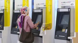 Pengunjung melakukan penarikan uang melalui ATM di kawasan Jakarta, Jumat (25/1). Hingga 2018 sendiri, kartu debit Mandiri yang beredar telah mencapai 18,7 juta keping. (Liputan6.com/Angga Yuniar)