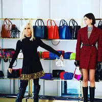 Sejumlah desainer Italia mengulurkan dana bantuan untuk hadapi virus corona.