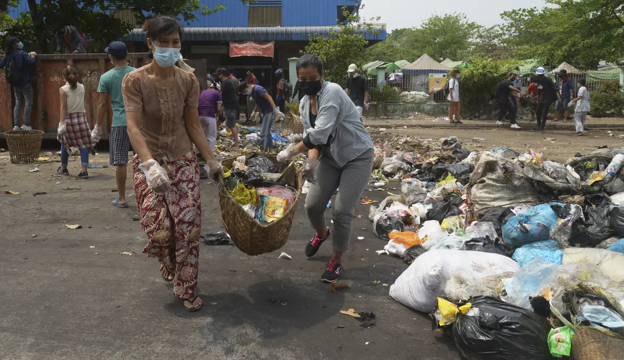 Pengunjuk rasa anti-kudeta menggunakan sampah untuk memblokir jalan sebagai bentuk 'serangan diam' di Yangon, Myanmar, Selasa (30/3/2021). Setidaknya sudah ada 510 warga sipil tewas sejak kudeta militer Myanmar pada 1 Februari, menurut kelompok Asosiasi Bantuan untuk Tahanan Politik. (AP Photo)