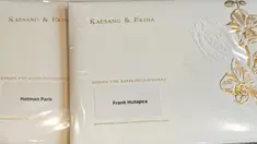 Ini adalah tampak depan undangan pernikahan Kaesang Pangarep dan Erina Gudono yang diunggah oleh Hotman Paris di laman Instagramnya pada (5/12/2022). Terdapat dua undangan yang diunggah oleh Hotman Paris, satu untuk dirinya, dan satu lagi untuk putranya, Frank Hutapea. Simpel, sederhana, tapi elegan, undangan pernikahan Kaesang dan Erina ini banjir pujian. (Liputan6.com/IG/@hotmanparisofficial)