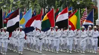 Pasukan TNI membawa bendera mengawali sesi Historical Walk dalam rangkaian Peringatan ke-60 tahun Konferensi Asia Afrika 2015, di Jalan Asia Afrika, Bandung, Jumat (24/4). (Liputan6.com/Herman Zakharia)