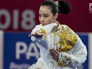 Atlet wushu Indonesia, Lindswell Kwok beraksi pada Asian Games 2018 di JIExpo, Kemayoran Jakarta, Minggu (19/8). Sukses mengumpulkan poin tertinggi, atlet cantik ini berpeluang meraih emas dari nomor Taijiquan dan Taijijian. (Bola.com/Vitalis Yogi Trisna)