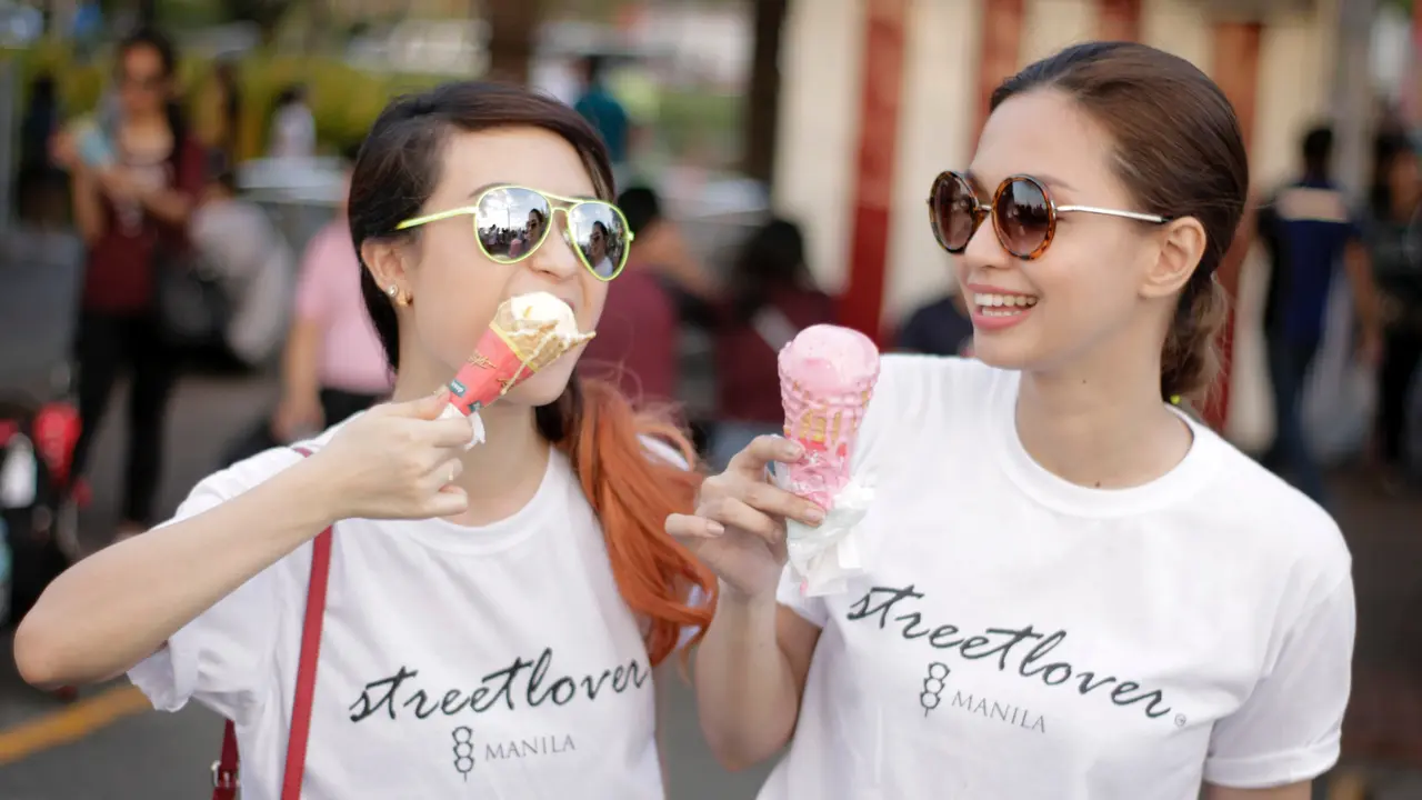 perempuan makan es krim