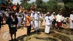 Sejumlah umat hindu mengikuti upacara Melasti di Pantai Ngobaran ,Gunung Kidul,Yogyakarta, Yogyakarta, (22/2).Melasti merupakan upacara mensucikan diri menyambut perayaan tahun baru Nyepi.(Boy Harjanto)