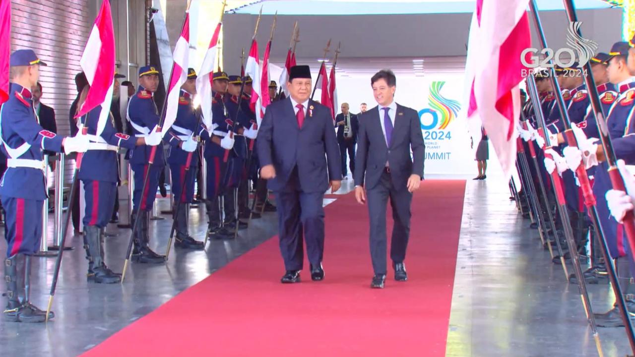 VIDEO: Wajah Pasrah Teddy Dicegah Petugas Keamanan Bule Buat Kawal Prabowo di Karpet Merah G20