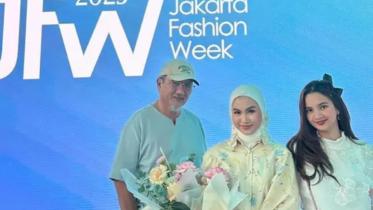 5 Potret Anggun dan Fresh Xaviera Putri dalam Busana Lokal di Jakarta Fashion Week 2025