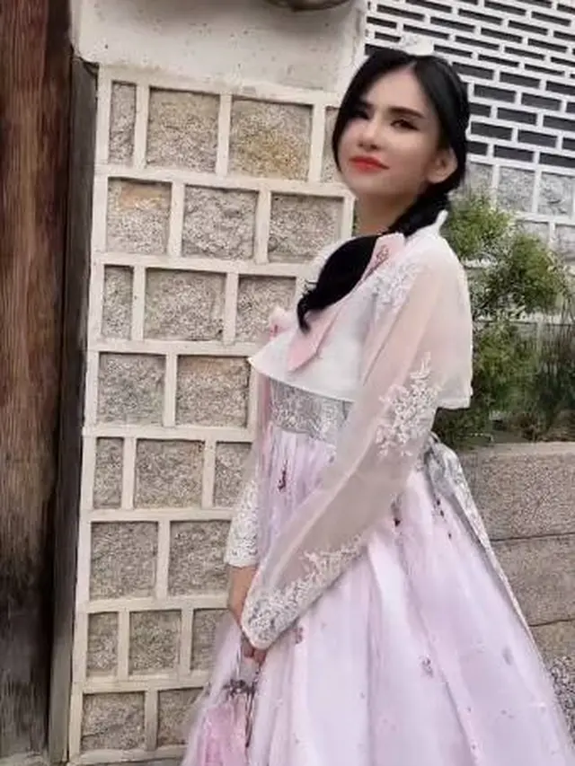 7 Potret Maria Vania Tampil Elegan Pakai Hanbok saat Liburan ke Korea Selatan