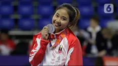 Pesenam Indonesia, Rifda Irfanaluthfi, berpose dengan medali perak usai pertandingan Senam Artistik SEA Games 2019 di Kompleks Rizal Memorial, Manila, Senin (2/12/2019). Rifda Irfanaluthfi berhasil meraih medali dari nomor all-round individual putri cabang senam. (Bola.com/M Iqbal Ichsan)