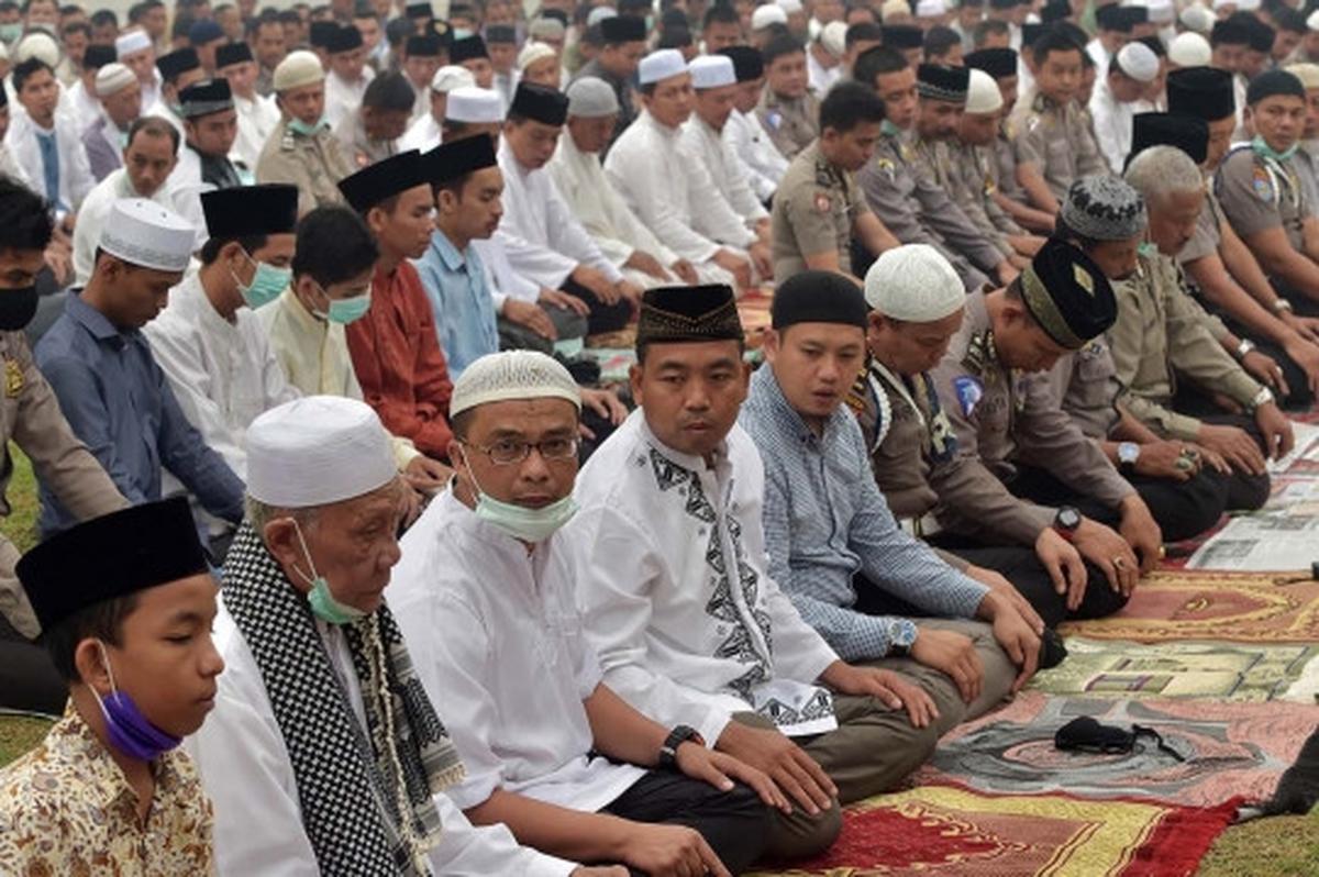 Ribuan warga Riau gelar salat minta hujan di tengah kabut asap
