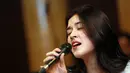 Raisa melakukan latihan di Practice Room, Kuningan, Jakarta Selatan, Selasa (3/11/2015). Nantinya Raisa akan menyanyikan belasan lagu dengan aransemen yang berbeda. (Deki Prayoga/Bintang.com)