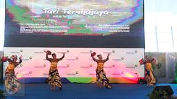 Sejumlah penari membawakan tarian tradisional Indonesia di Terminal 3, Bandara Soetta Tangerang, Senin (15/8). Pentas budaya ini juga mengenalkan budaya Indonesia kepada para penumpang yang akan terbang di terminal tersebut. (Liputan6.com/Angga Yuniar)