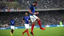 Striker Prancis, Olivier Giroud, merayakan gol yang dicetaknya ke gawang Italia. Prancis memastikan kemenangan 3-1 melalui gol Giroud dan Layvin Kurzawa. (EPA/Tony Vece)