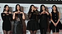 NewJeans&nbsp;berpose saat red carpet dalam acara 2022 The Fact Music Awards di KSPO Dome, Seoul (8/10/2022). (AFP/Jung Yeon-je)