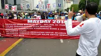 Ribuan buruh dari berbagai serikat pekerja melakukan aksi saat peringatan Hari Buruh Internasional di Jalan MH Thamrin, Jakarta, Kamis (1/5/14). (Liputan6.com/Johan Tallo)