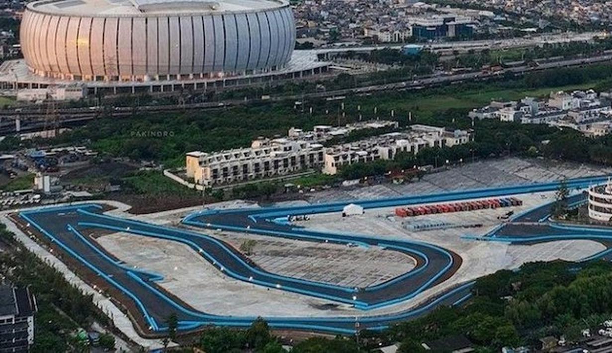 Jakarta International e-Prix Circuit merupakan sirkuit yang sengaja dibuat untuk menggelar kejuaraan balap Formula E 2022. Sirkuit ini berlokasi di Jakarta Utara dekat dengan Jakarta International Stadium (JIS). Panjang lintasannya mencapai 2,4 km dengan lebar 12 meter. Tantangan utama dari trek ini adalah lebarnya yang tidak terlalu lebar serta banyak tikungan blind spot. (Source: liputan6.com)