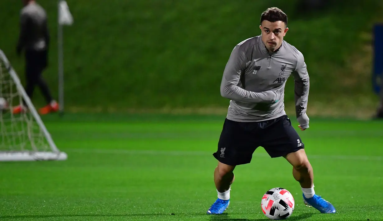 Pemain Liverpool Xherdan Shaqiri berlatih jelang menghadapi Monterrey pada babak semifinal Piala Dunia Antarklub di Qatar University Stadium, Doha, Senin (16/12/2019). Liverpool akan menghadapi Monterrey pada 18 Desember 2019. (Giuseppe CACACE/AFP)