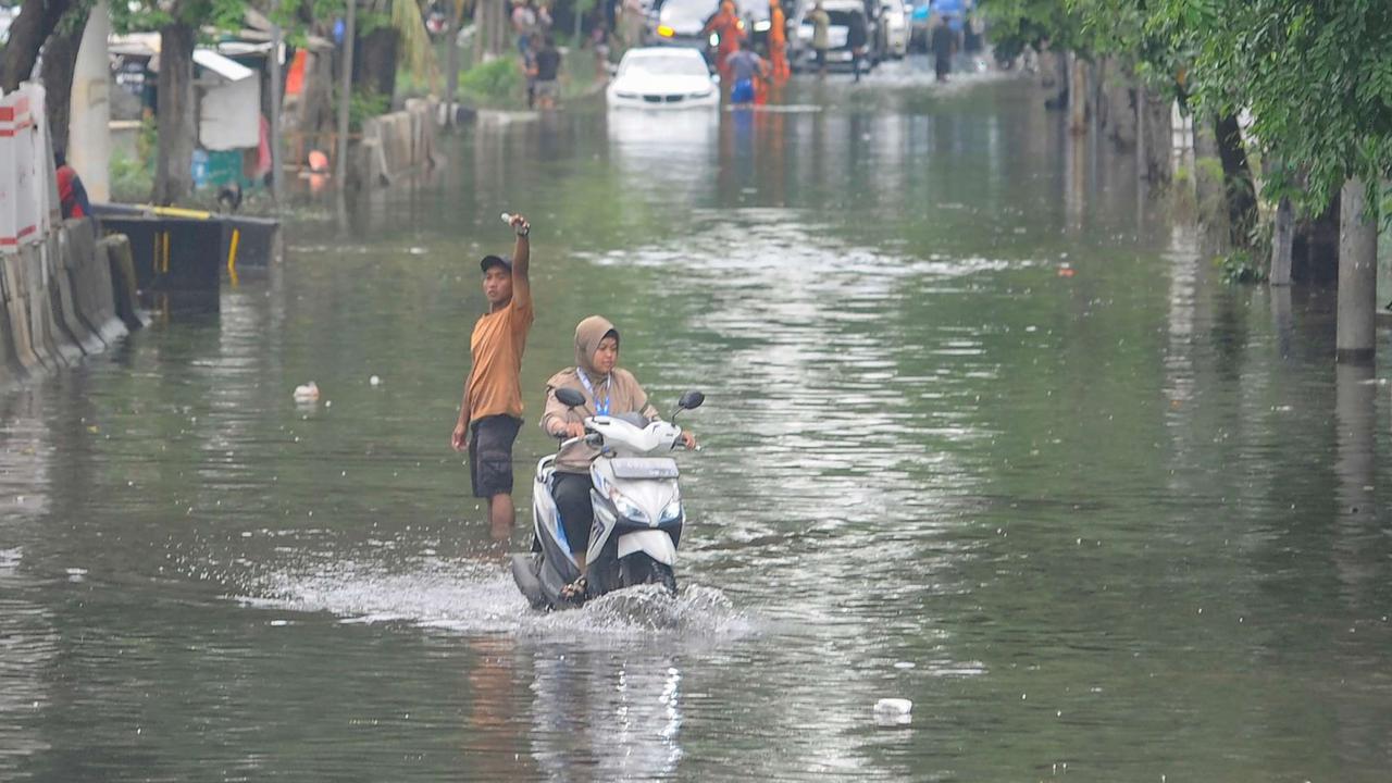 Mobil mewah mogok saat banjir rob di Muara Angke