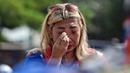 Seorang wanita menangis saat berdoa di luar Stadion Kanjuruhan, Malang, Jawa Timur, Selasa (4/10/2022). Polri menjatuhkan sanksi kepada 10 anggota polisi dan menyelidiki 18 orang lainnya buntut tragedi kerusuhan yang menewaskan 125 orang di Stadion Kanjuruhan. (AP Photo/Dicky Bisinglasi)