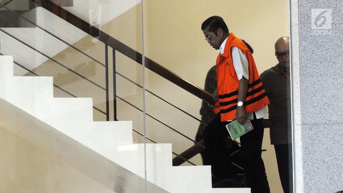 Mantan Menteri Sosial, Idrus Marham menuju ruang pemeriksaan di Gedung KPK, Jakarta, Jumat (16/11). Idrus Marham diperiksa sebagai tersangka dalam kasus suap kesepakatan kontrak kerja sama pembangunan PLTU Riau-1. (Merdeka.com/Dwi Narwoko)