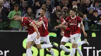 Pemain AC Milan merayakan gol yang dicetak Strahinja Pavlovic dalam pertandingan melawan Udinese pada giornata 32 Serie A Liga Italia di Bluenergy Stadium, Udine, Sabtu (12/4/2025) dini hari WIB. AC Milan menang telak 4-0 dalam laga ini. (Andrea Bressanutti/LaPresse via AP)