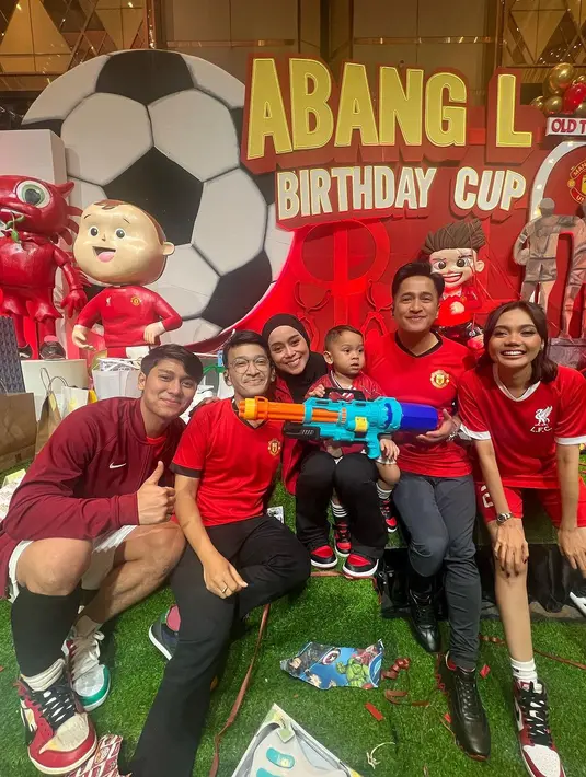 “Saya cari tahu artinya banyak kebaikan dalam nama Levian. Salah satunya adalah seorang yang besar, orang yang bertanggung jawab, orang yang kuat, bijaksana, bisa merangkul banyak orang, setelah saya cari tau arti nama Levian. Mudah mudahan itu bisa jadi suatu doa ya,” pungkas Rizky Billar. [Instagram/irfanhakim75]