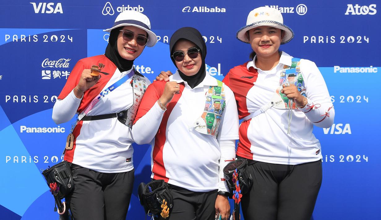 <p>Tim panahan putri Indonesia (dari kiri) Diananda Choirunisa, Syifa Nurafifah Kamal dan Rezza Octavia berpose setelah laga perempatfinal panahan beregu putri Olimpiade Paris 2024 menghadapi China di Invalides Arena, Paris, Minggu (28/7/2024). Indonesia kalah 1-5 dari China. (Dok. NOC Indonesia/Naif Muhammad Al'as)</p>