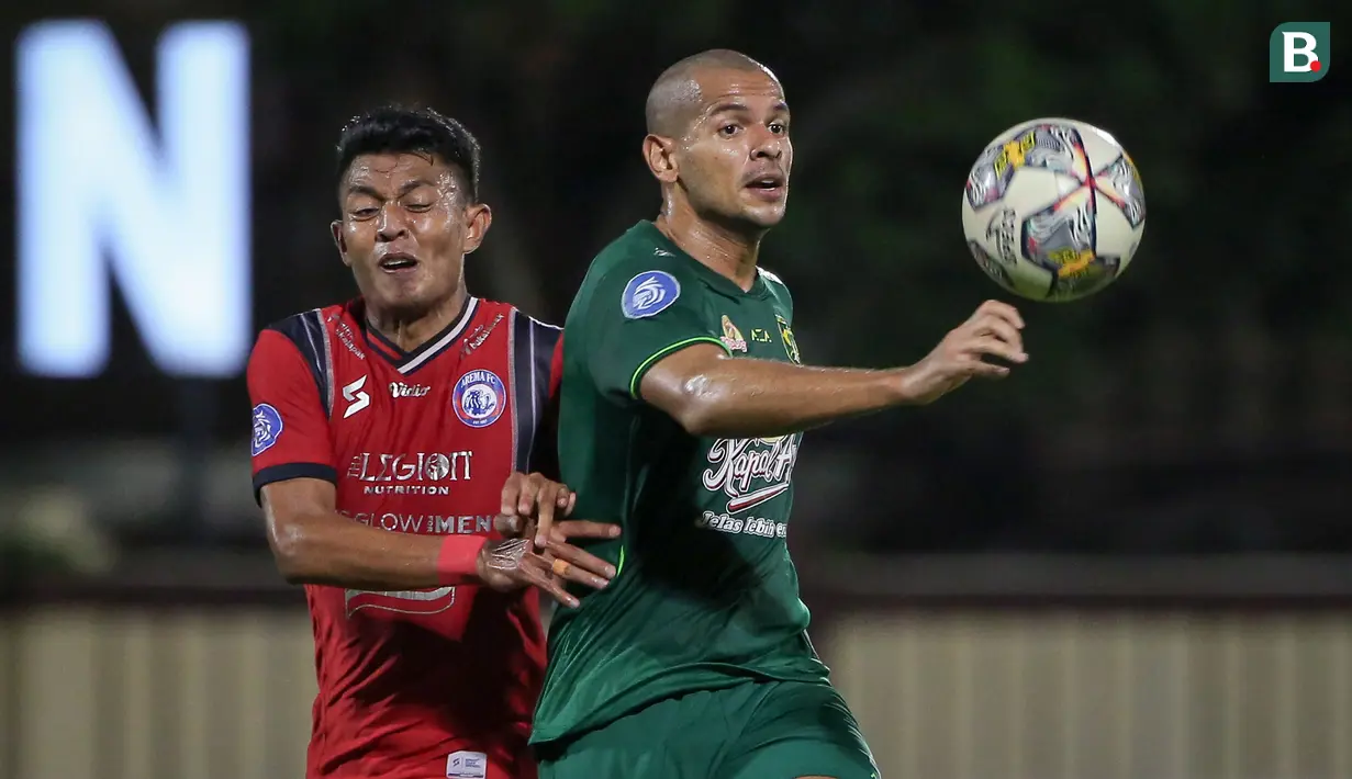 Pemain Persebaya Surabaya, Leonardo Silva Lelis (kanan) berebut bola dengan pemain Arema FC, Dedik Setiawan pada laga lanjutan pekan ke-33 BRI Liga 1 2022/2023 di Stadion PTIK, Jakarta, Selasa (11/04/2023). (Bola.com/Bagaskara Lazuardi)