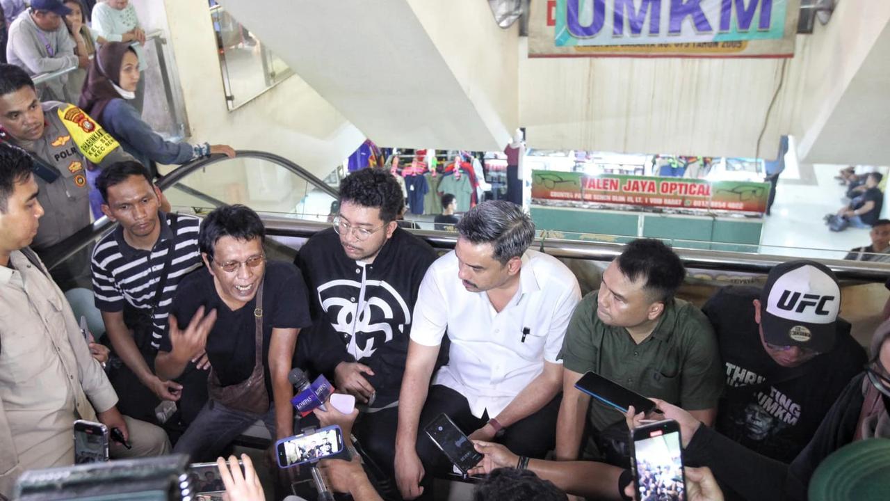 FOTO: Menteri UMKM Tinjau Aktivitas Thrifting di Pasar Senen, Pedagang Sampaikan Aspirasi