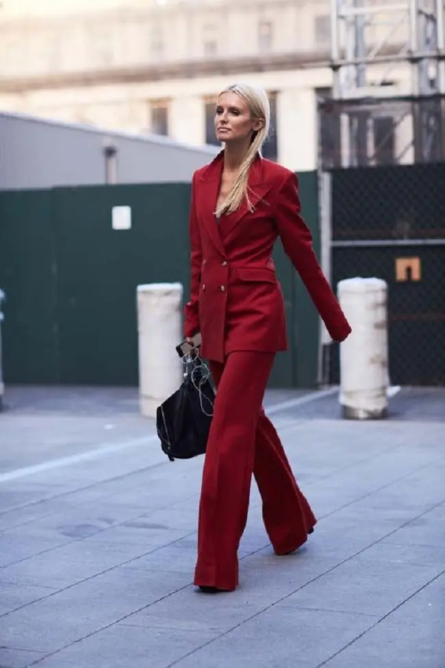 Salah satu tren fashion yang menarik perhatian adalah busana setelan blazer dan celana panjang dengan pilihan warna cerah. (Foto: www.whowhatwear.com)