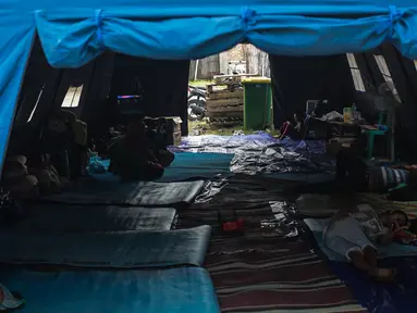 Suasana tenda pengungsian korban rumah ambles di Lodan Raya, Pademangan, Jakarta Utara, Kamis (22/11). Sebanyak delapan kepala keluarga (KK) diungsikan akibat rumah mereka ambles kena imbas pengerukan Anak Kali Ciliwung. (Liputan6.com/Faizal Fanani)