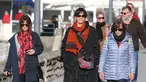 Orang-orang yang tidak mengenakan masker berjalan di Saint-Jean-de-Luz, barat daya Prancis, Rabu (2/2/2022). Inggris, Prancis, Irlandia, Belanda, dan beberapa negara Nordik telah mengambil langkah-langkah untuk mengakhiri atau melonggarkan pembatasan COVID-19 mereka.  (AP Photo/Bob Edme)