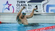 Selebritas Indonesia, Emyr Razan melakukan selebrasi setelah memenangkan renang nomor 50 meter gaya dada putra Turnamen Olahraga Selebriti Indonesia (TOSI) Season 3 yang berlangsung di PPOP Ragunan, Jakarta Timur, Sabtu (19/10/2024). (Bola.com/Bagaskara Lazuardi)