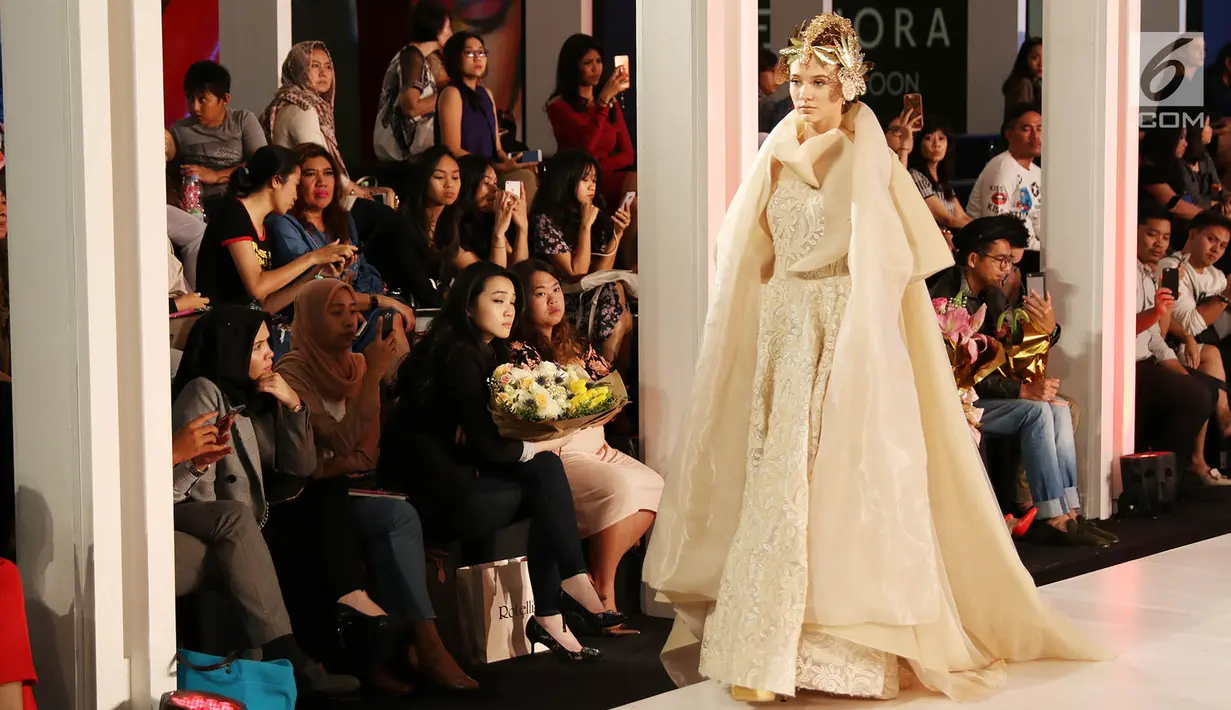 Model memperagakan busana dalam gelaran Fashion Nation 2018 di Senayan City, Jakarta, Senin (16/4). AkzoNobel, perusahaan cat terkemuka melalui Dulux Ambiance berkolaborasi dengan tiga desainer lokal. (Liputan6.com/Immanuel Antonius)