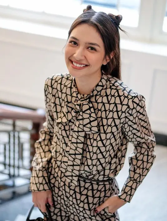 <p>Penampilan Mikha memang kerap menjadi buah bibir publik. Sebelumnya banyak yang menganggap jika Mikha terlalu kurus, kini ia dipuji lantaran makin terlihat cantik. [Foto: instagram.com/miktambayong]</p>