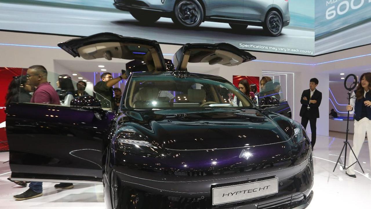 Sejumlah awak media dan kreator konten melihat mobil listrik AION Hyptec HT yang ditampilkan dalam ajang Gaikindo Indonesia International Auto Show (GIIAS) 2024 di ICE BSD, Kabupaten Tangerang, Rabu (17/7/2024). AION Indonesia memperkenalkan Hyptec HT, m