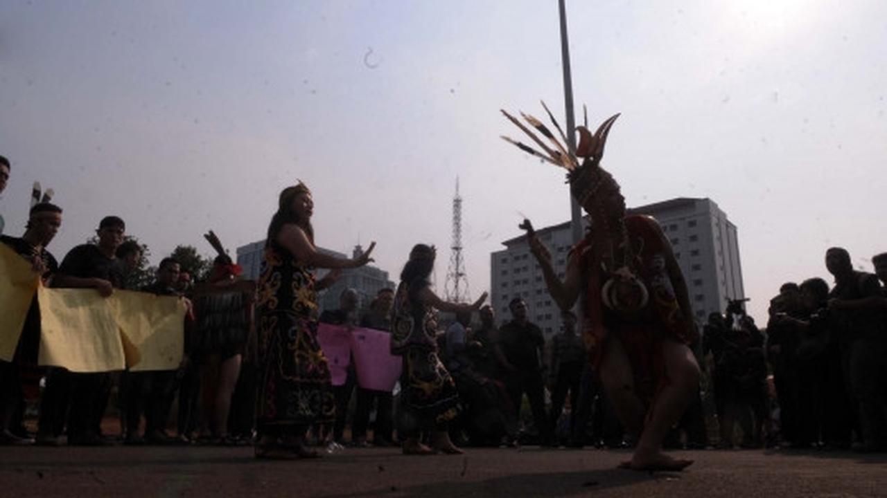 Demo setahun Jokowi-JK, mahasiswa gelar teatrikal tarian Dayak