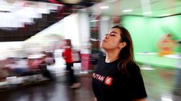 Karyawan KapanLagi Youniverse (KLY) saat mengikuti lomba balap kelereng pada perayaan HUT Kemerdekaan Republik Indonesia ke-78 di Kantor KLY Jakarta, Gondangdia, Jumat (18/8/2023). (Bola.com/M Iqbal Ichsan)