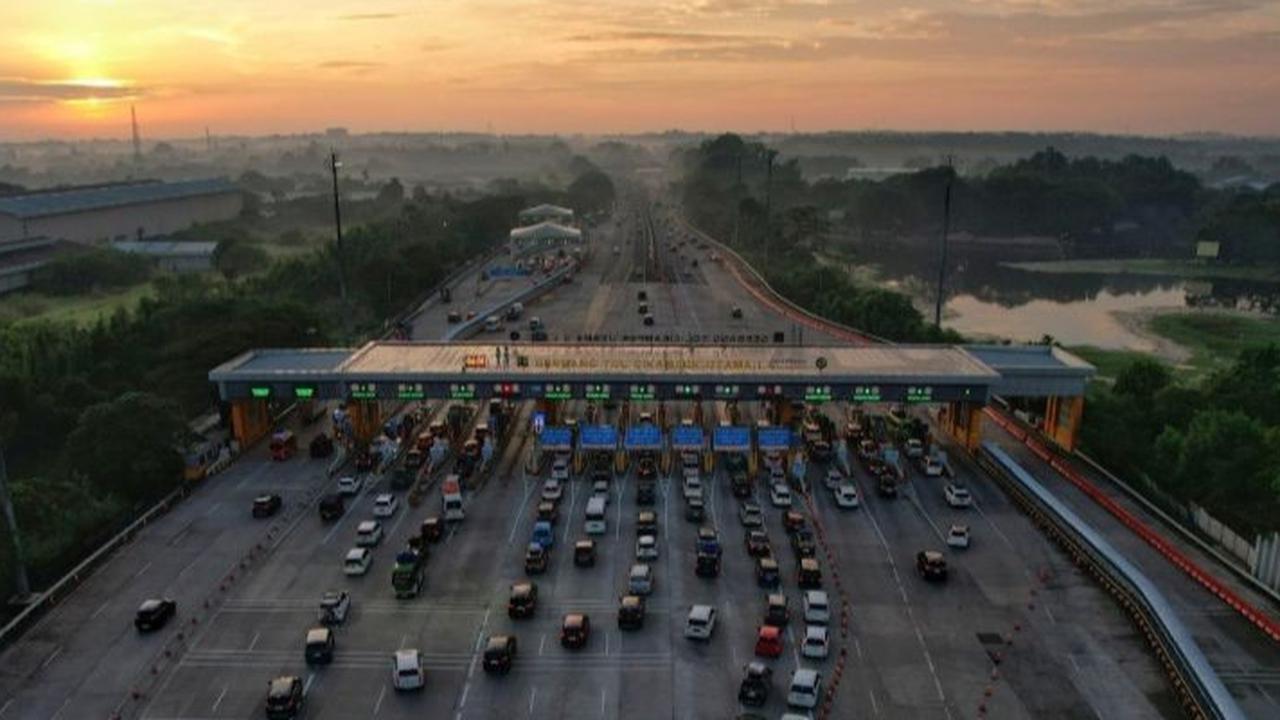 Membedah Strategi Polri Atasi Lonjakan Kendaraan di Gerbang Tol Demi Mudik Lancar