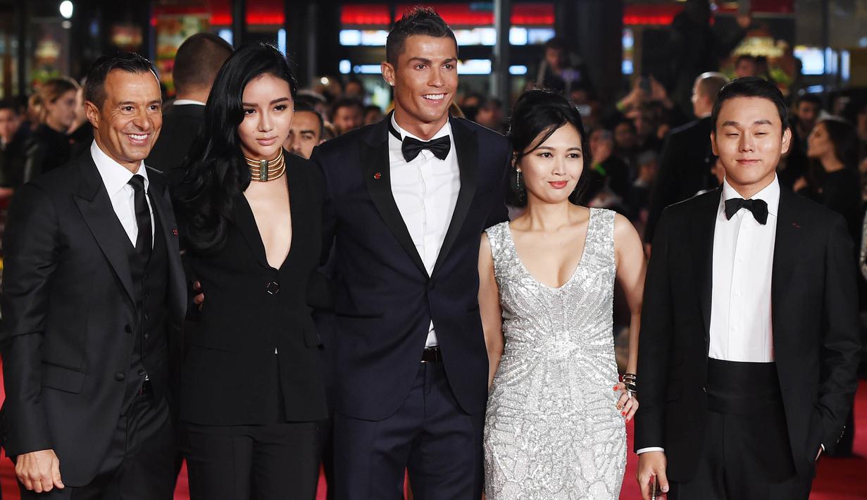 Pemain Real Madrid, Cristiano Ronaldo foto bersama agennya, Jorge Mendes (kiri) saat menghadiri pemutaran perdana film "Ronaldo" di Leicester Square, Inggris, Senin (9/11/2015). (EPA/Facundo Arrizabalaga)