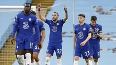 Gelandang Chelsea, Hakim Ziyech (tengah) melakukan selebrasi usai mencetak gol pertama timnya ke gawang Manchester City dalam laga lanjutan Liga Inggris 2020/2021 pekan ke-35 di Etihad Stadium, Manchester, Sabtu (8/5/2021). Chelsea menang 2-1 atas Manchester City. (AP/Martin Rickett/Pool)