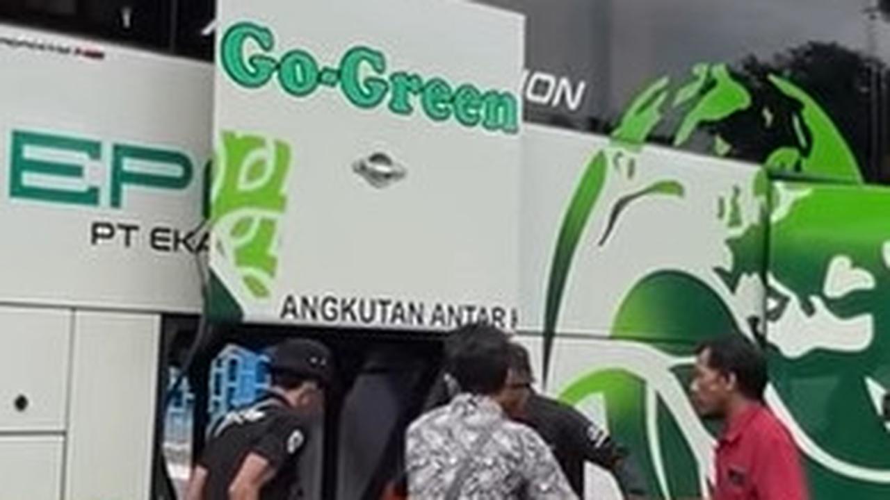 "Wah drivernya ini cewek,teman-teman," kata Ahmad Wildani sang perekam video.&nbsp;<br>
