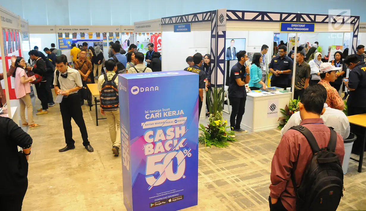 Pencari kerja memadati tempat berlangsungnya Talent Fest dan Bursa Kerja Nasional 2019 di JI-EXPO, Kemayoran, Jakarta, Jumat (23/2). Ajang yang digelar Kementerian Ketenagakerjaan ini berlangsung dua hari, 22-23 Maret 2019. (Liputan6.com/Angga Yuniar)