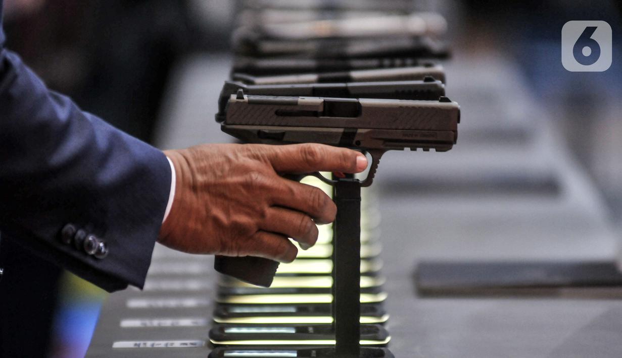 Pistol dihadirkan dalam pameran industri pertahanan Indo Defence 2022 Expo & Forum di JIExpo, Kemayoran, Jakarta, Rabu (2/11/2022). Kementerian Pertahanan bersama PT Napindo Media Ashatama menggelar pameran industri pertahanan terbesar se-Asia Tenggara bertemakan “Peace, Prosperity, Strong Defence” yang diikuti 905 perusahaan dari 59 negara dan berlangsung hingga 5 November mendatang. (merdeka.com/Iqbal S. Nugroho)